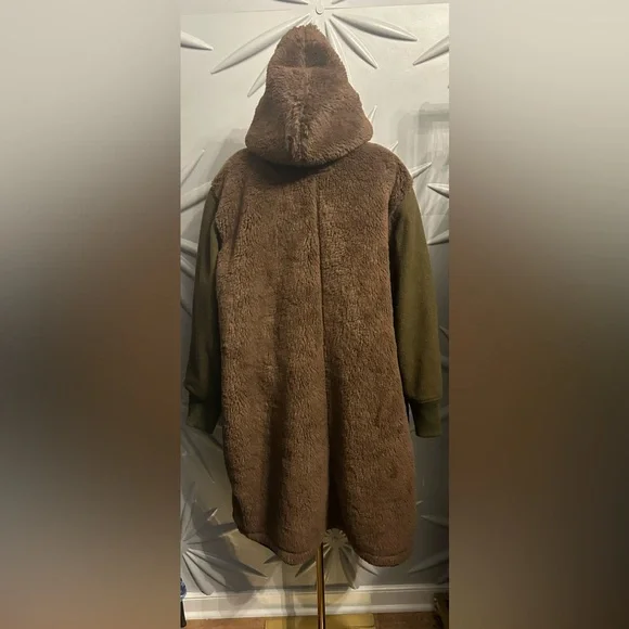 NWOT American Eagle SZ L brown/green faux fur coat w/fabric sleeves/bust 54” - Picture 9 of 12